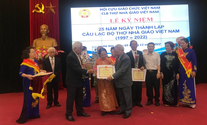 Trao thưởng cho các cá nhân tại lễ kỷ niệm 25 năm thành lập câu lạc bộ Thơ Nhà giáo Việt Nam