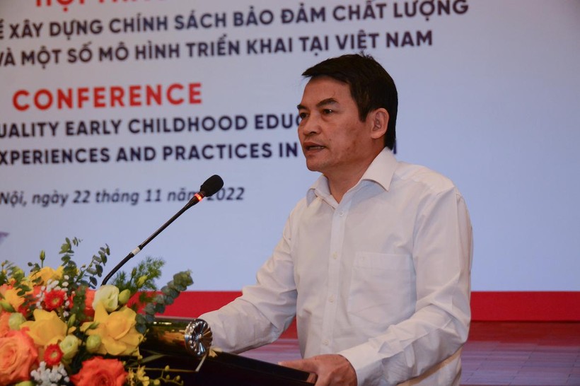 Phó cục trưởng Phạm Tuấn Anh trình bày Tổng quan về đội ngũ giáo viên và nhân viên nuôi dưỡng trong GDMN.