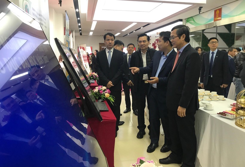 Thứ trưởng Bộ GD&ĐT Nguyễn Văn Phúc thăm triển lãm các tác phẩm tham dự Giải thưởng.