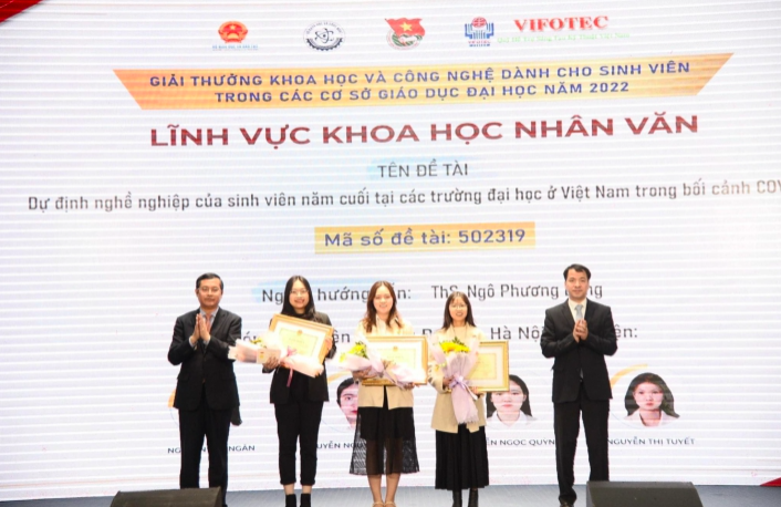 Thứ trưởng Nguyễn Văn Phúc trao thưởng cho các cá nhân đoạt giải Nhất, năm 2022.