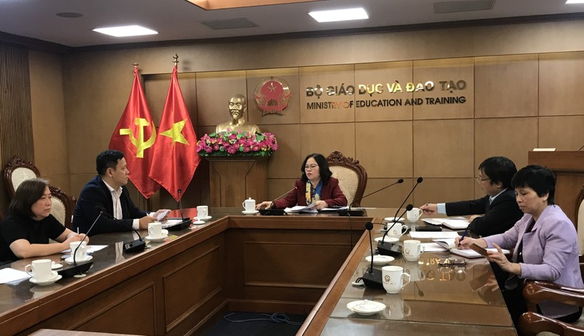Thứ trưởng Bộ GD&ĐT Ngô Thị Minh chủ trì cuộc họp.