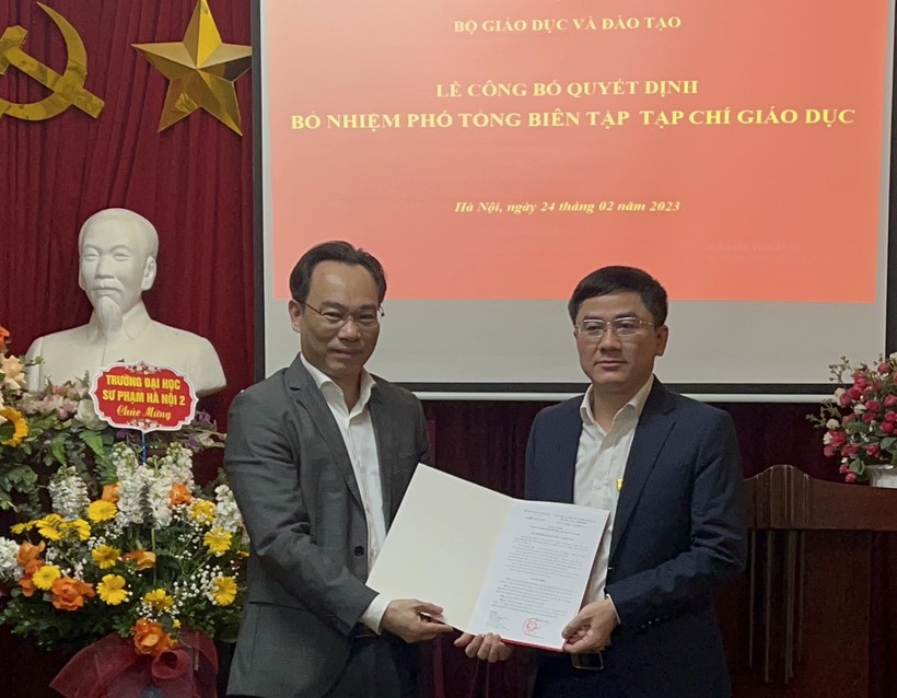 Thứ trưởng Hoàng Minh Sơn trao Quyết định bổ nhiệm Phó Tổng biên tập Tạp chí Giáo dục cho ông Hà Văn Dũng.