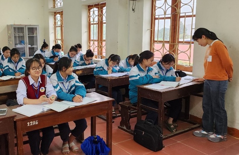 Cô Bùi Thị Ngát hướng dẫn học sinh lớp 12A1 ôn tập môn Hóa.
