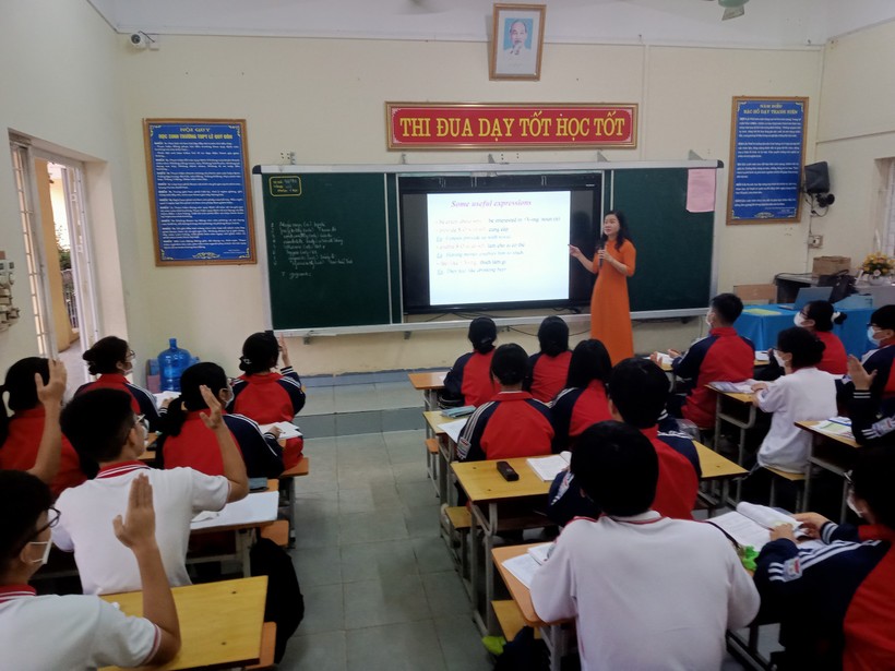 Cô giáo Vũ Thị Thơm, trong giờ ôn tập tiếng Anh cho học sinh khối 12. 