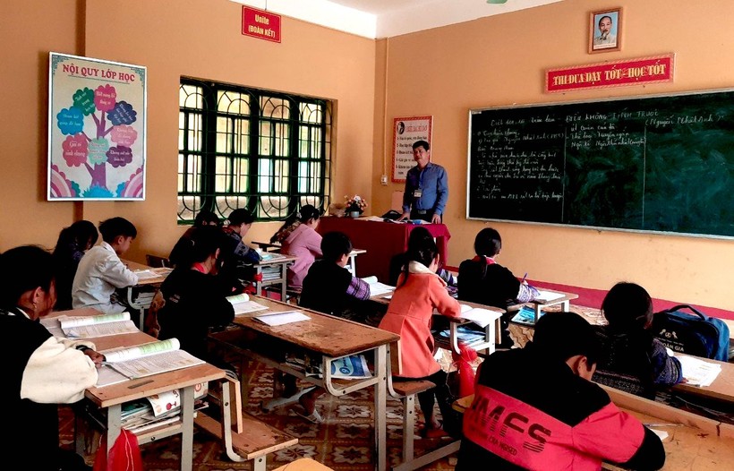 Thầy Hoàng Tiến Thịnh trong giờ lên lớp với học sinh của trường.