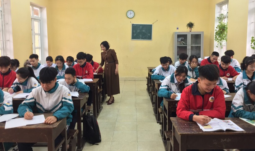 Giờ ôn tập tiếng Anh cho học sinh khối 12 của cô giáo Trương Thị Bích Ngọc.