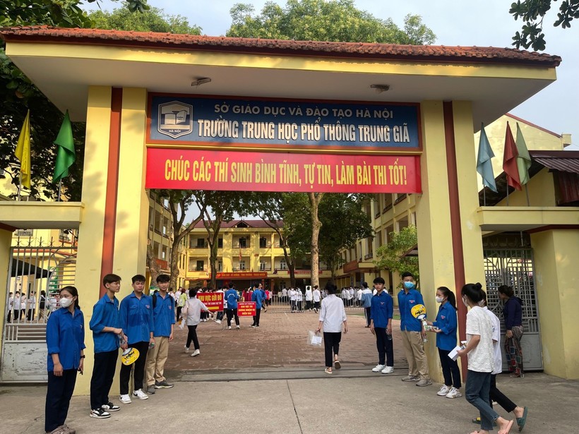 Sắc áo xanh đồng hành cùng thí sinh tại điểm thi Trường THPT Trung Giã, Sóc Sơn.