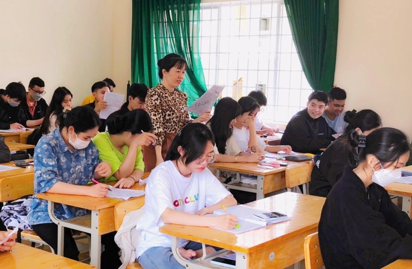 Cô Lương Thúy Lan hướng dẫn học sinh làm đề môn SInh học.