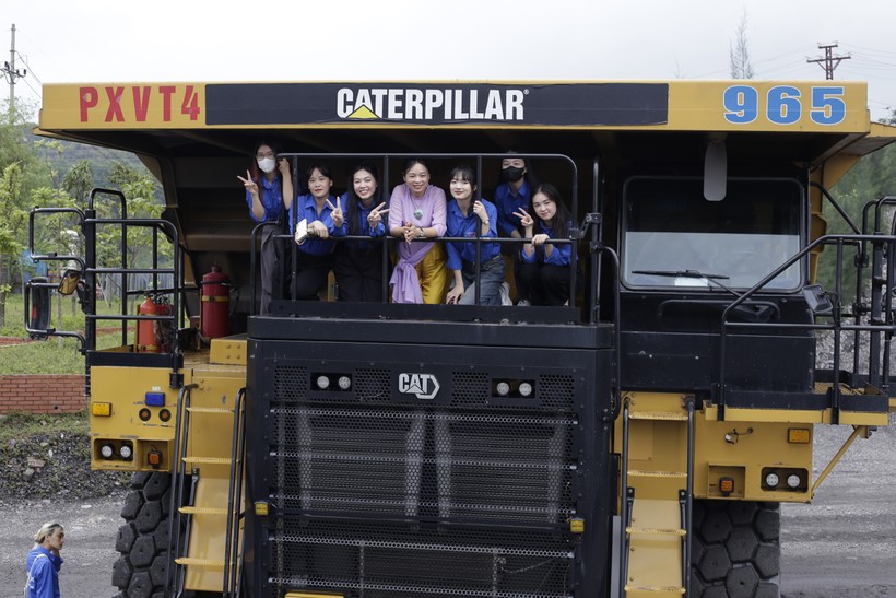 Thực tế tại mỏ Cao Sơn giúp sinh viên có cái nhìn đầy đủ về khai thác than.