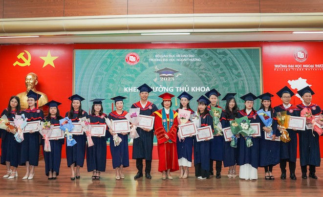 Trường Đại học Ngoại thương trao bằng cho các tân thạc sĩ và tiến sĩ.