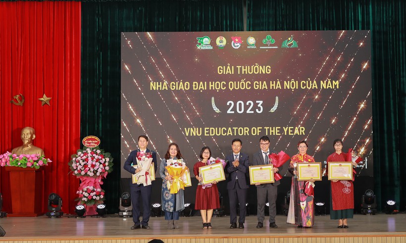 Giám đốc ĐHQGHN Lê Quân trao thưởng cho giảng viên, nhà khoa học. 