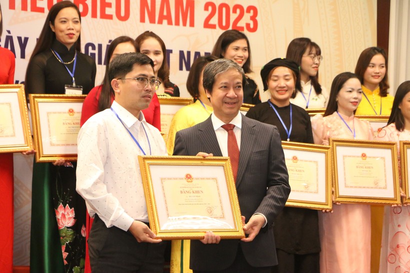Bộ trưởng Nguyễn Kim Sơn trao bằng khen cho thầy giáo Hà Văn Thạo. 