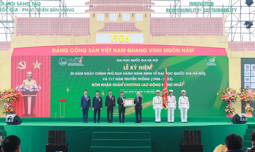 Chủ tịch UBTƯ MTTQ Việt Nam Đỗ Văn Chiến thừa ủy quyền trao tặng Huân chương Lao động hạng Nhất cho ĐHQGHN trong lễ kỷ niệm 30 năm ngày Chính phủ ban hành Nghị định về ĐHQGHN và 117 năm truyền thống.