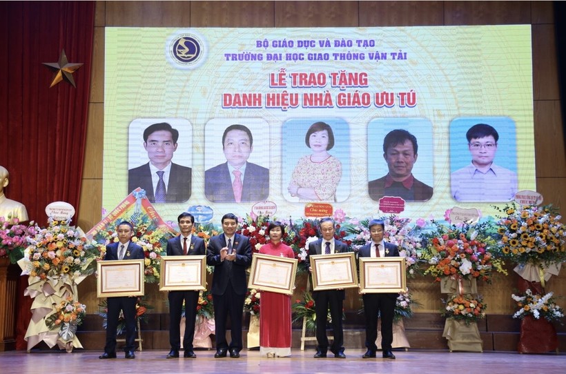 Ông Nguyễn Đắc Vinh - Chủ nhiệm Ủy ban Văn hóa, Giáo dục Quốc hội trao tặng danh hiệu Nhà giáo ưu tú cho các giảng viên.