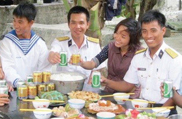 Bữa cơm ngày tết của lính đảo Phan Vinh