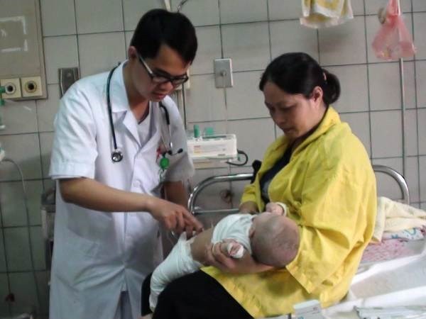 Bác sỹ khám cho trẻ nghi nhiễm bệnh sởi