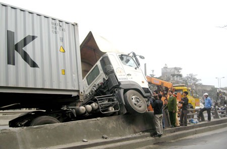 Xe container kéo theo rơ-moóc tự gây tai nạn tại chân cầu vượt Lạch Tray, Hải Phòng