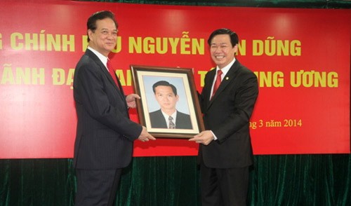 Ông Vương Đình Huệ tặng Thủ tướng Nguyễn Tấn Dũng bức ảnh chân dung thời kỳ Thủ tướng làm Trưởng Ban Kinh tế Trung ương (1997-1998)
