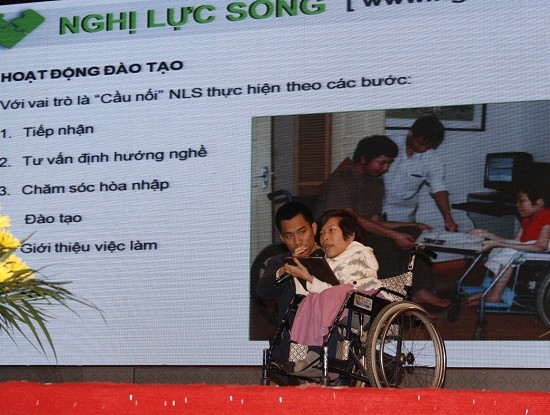 Chị Nguyễn Thảo Vân, Giám đốc Trung tâm Nghị lực sống kể lại câu chuyện đời thực về hiệu quả của Chương trình Máy tính cho cuộc sống