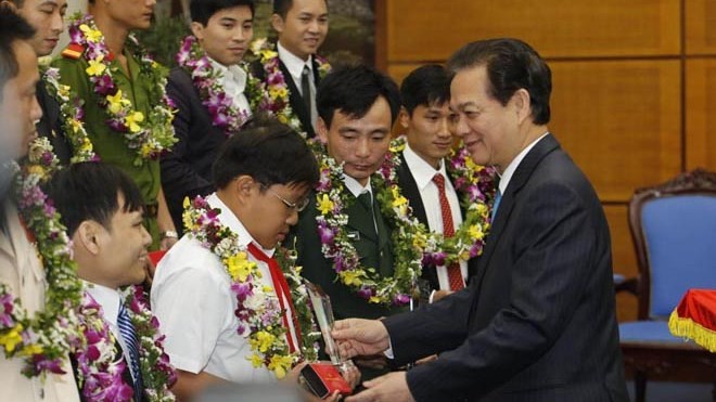 Thủ tướng Nguyễn Tấn Dũng trao giải thưởng cho các Gương mặt trẻ tiêu biểu Việt Nam