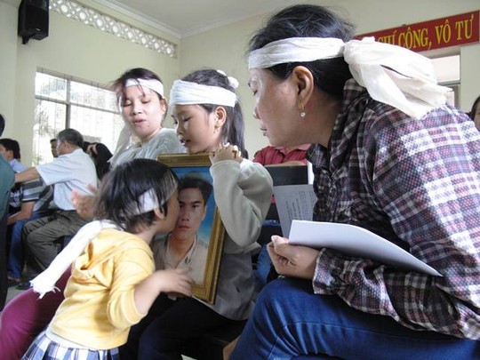 Tại phiên tòa ngày 10-3 (bị hoãn), nhiều người xúc động trước hình ảnh cháu bé Ngô Thị Kim Oanh (con Kiều) ôm hôn di ảnh cha 