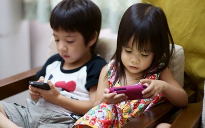 Cấm trẻ em dùng smartphone sau 9 giờ tối 