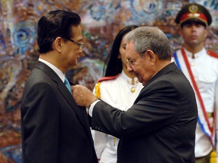 Chủ tịch Raul Castro Ruz trao tặng Thủ tướng Nguyễn Tấn Dũng Huân chương Jose Marti, Huân chương cao quý nhất của Nhà nước Cuba.