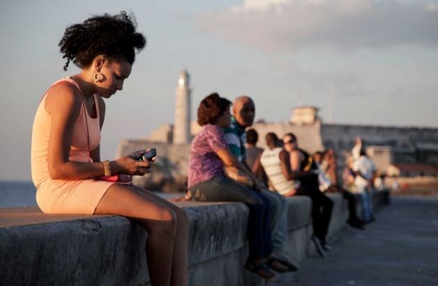 Ngày càng có nhiều người Cuba sử dụng điện thoại di động truy cập internet 