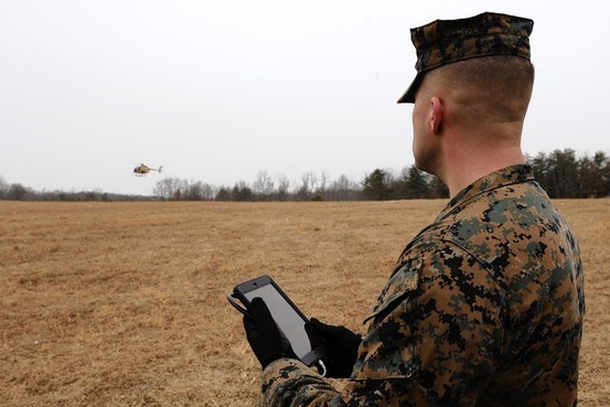 Sĩ quan hải quân Mỹ thử nghiệm loại trực thăng không người lái điều khiển bằng máy tính bảng 