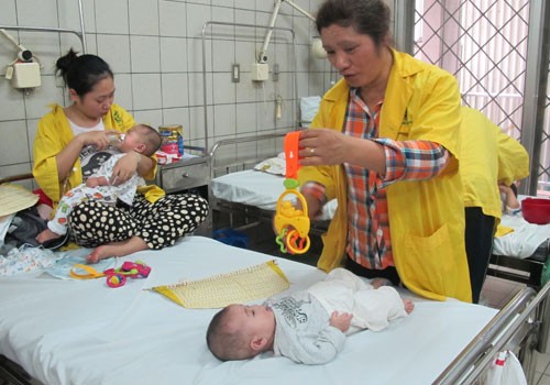Nhiều bệnh viện tại Hà Nội quá tải bệnh nhân sởi.