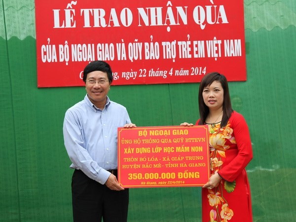 Phó Thủ tướng Phạm Bình Minh trao tặng điểm trường mầm non thôn Bó Lóa số tiền 350 triệu đồng