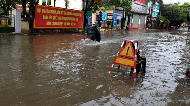 Chi hàng nghìn tỷ đồng, Hà Nội vẫn lội khi mưa
