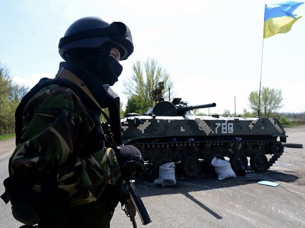 Binh sỹ Ukraine gác tại trạm kiểm soát cách thành phố Slavyansk khoảng 25km