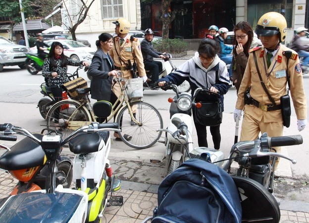 Cảnh sát giao thôn xử lý vi phạm Luật giao thông đường bộ đối với học sinh điều khiển xe đạp máy, xe đạp điện không đội mũ bảo hiểm