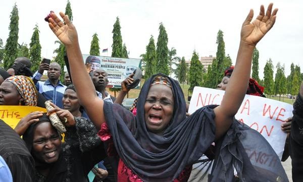 Một bà mẹ gào khóc đòi giải thoát cho con gái trong cuộc biểu tình ở thành phố Abuja
