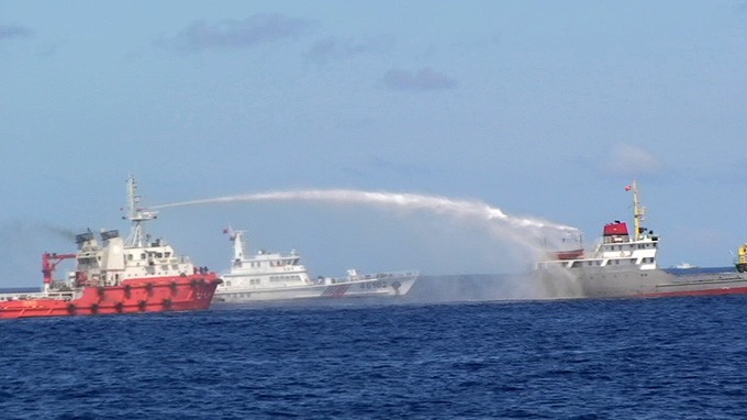 Tàu Trung Quốc xịt vòi rồng vào tàu Việt Nam - Ảnh: Cảnh sát biển Việt Nam