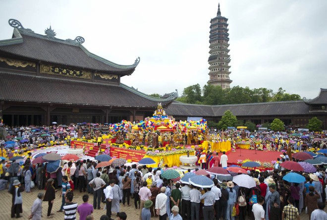 Đại lễ Phật đản Vesak 2014: Kính cẩn nghi thức Tắm Phật