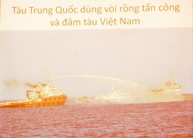 Tàu Trung Quốc dùng vòi rồng tấn công và đâm tàu Việt Nam. (Ảnh: TTXVN)