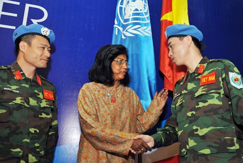 Hai quân nhân đầu tiên của Việt Nam tham gia đội quân gìn giữ hòa bình của Liên hợp quốc trò chuyện với bà Ameerah Haq, Phó Tổng Thư ký Liên Hợp Quốc, trong lễ công bố sáng nay. Ảnh: Xuân Cường