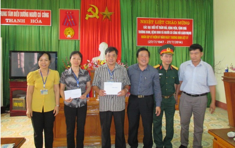 Đoàn công tác của Bộ GD&ĐT tặng quà tại Trung tâm Điều dưỡng Người có công tỉnh Thanh Hóa