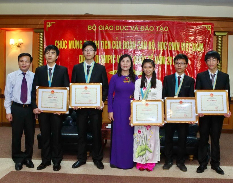 Thứ trưởng Nguyễn Thị Nghĩa tặng bằng khen cho các học sinh đoạt giải