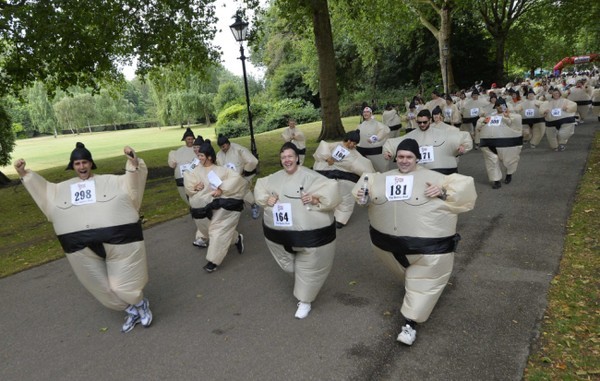 Các tình nguyện viên mặc trang phục sumo chạy bộ 5km ở công viên Battersea tại London