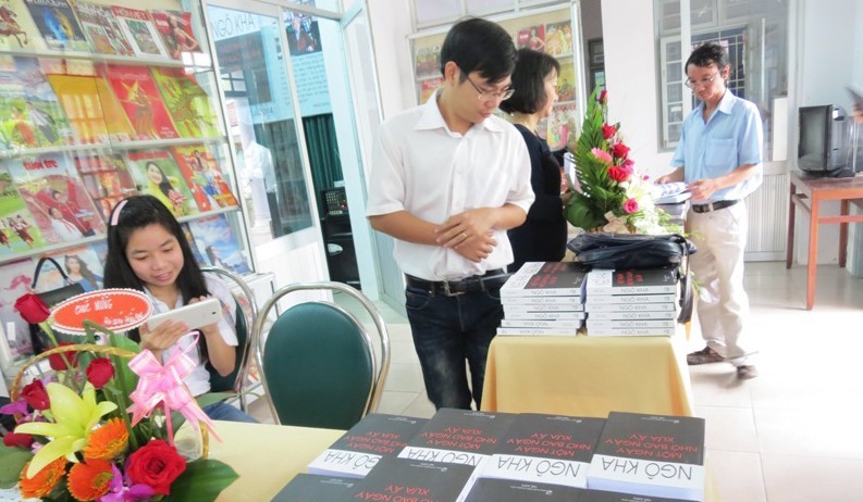 Đông đảo bạn đọc, khách mời tham dự buổi ra mắt tập sách Ngô Kha