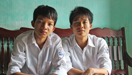 Thủ khoa Kiều Văn Bắc (phải) và Trịnh Văn Chiến luôn động viên nhau học giỏi để thoát nghèo