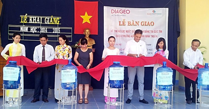 Diageo Việt Nam trao tặng hệ thống lọc nước cho 4 trường học