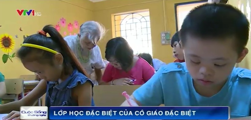 Bà giáo 80 tuổi miệt mài dạy học cho trẻ khuyết tật