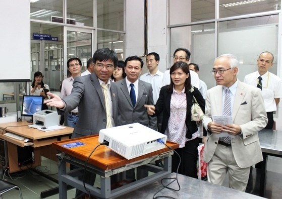 Tổng Lãnh sự quán Nhật Bản (bìa phải) thăm Trường ĐH Công nghiệp TPHCM