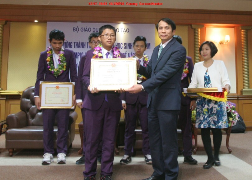 Thứ trưởng Bộ GD&ĐT Phạm Mạnh Hùng tặng bằng khen cho các học sinh đoạt giải
