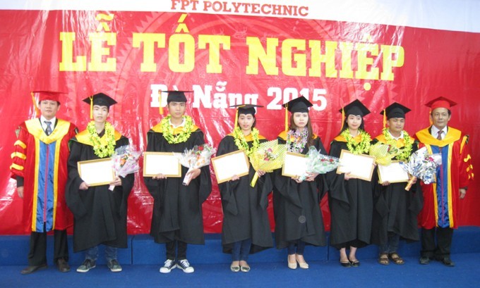 Lãnh đạo Trường cao đẳng Thực hành FPT Polytechnic Đà Nẵng trao phần thưởng và giấy khen cho các sinh viên đạt nhiều thành tích trong học tập và rèn luyện.