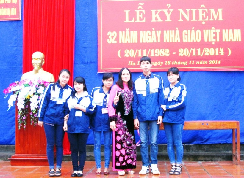 Cô giáo Lê Thị Thanh Vân cùng HS đội tuyển HS giỏi môn Lịch sử do cô phụ trách